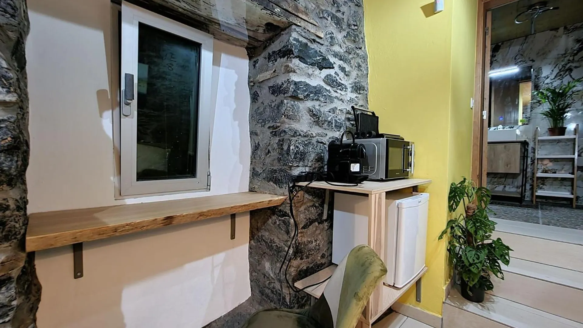 Casa de hóspedes Room In Studio - Discover Magical Calheta Estreito Da Calheta